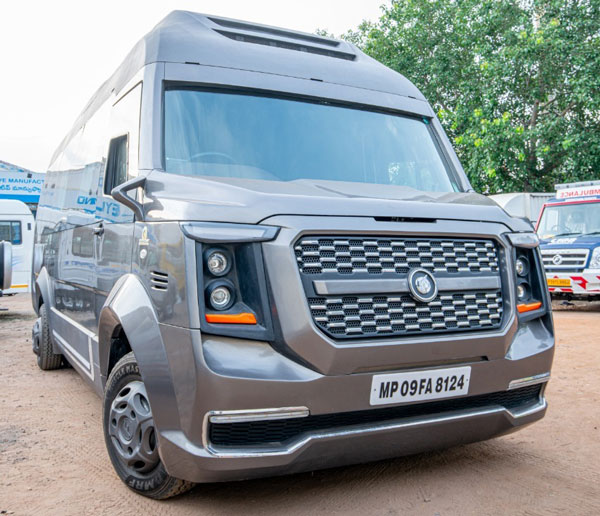 Force Traveller Modification: फोर्स ट्रैवलर को मिला लग्जरी मोटरहोम वाहन का अवतार, देखें तस्वीरें