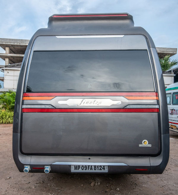 Force Traveller Modification: फोर्स ट्रैवलर को मिला लग्जरी मोटरहोम वाहन का अवतार, देखें तस्वीरें