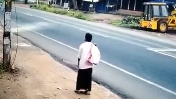 Kerala Man Escapes Close Hit: तेज रफ्तार गाड़ी से टकराने से बचा यह आदमी, देखें वीडियो Kerala Man Escapes Close Hit: तेज रफ्तार गाड़ी से टकराने से बचा यह आदमी, देखें वीडियो