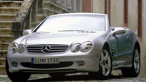 Ratan Tata Driving Mercedes Benz SL500: रतन टाटा इस तरह लेते हैं ड्राइविंग का मजा, देखें वीडियो