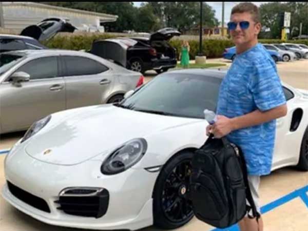 Man Purchases Porsche Using Fake Cheque: फर्जी चेक से खरीद लिया 1 करोड़ की कार, इस बेवकूफी से पकड़ा गया