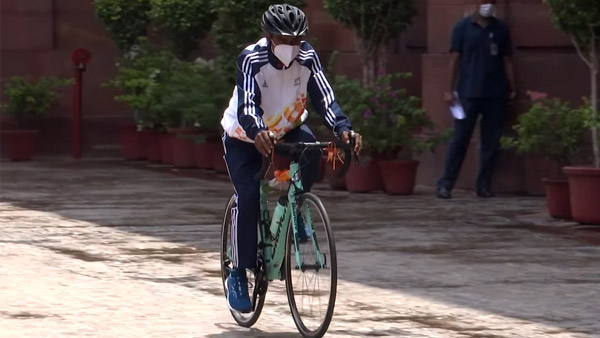 President GIfts Bicycle To A Student: ढाबे में बर्तन धोता था चैंपियन, राष्ट्रपति कोविंद ने भेंट की साइकिल