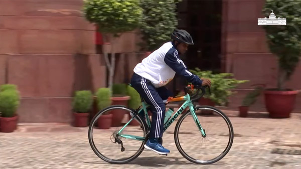 President GIfts Bicycle To A Student: ढाबे में बर्तन धोता था चैंपियन, राष्ट्रपति कोविंद ने भेंट की साइकिल