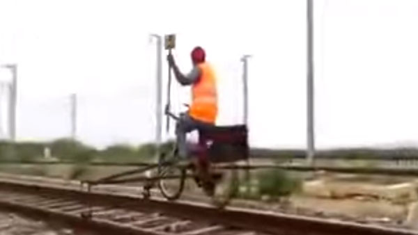 Bicycle That Runs On Railway Track: रेलवे इंजीनियर ने बनाई पटरी पर दौड़ने वाली साइकिल, देखें वीडियो Bicycle That Runs On Railway Track: रेलवे इंजीनियर ने बनाई पटरी पर दौड़ने वाली साइकिल, देखें वीडियो