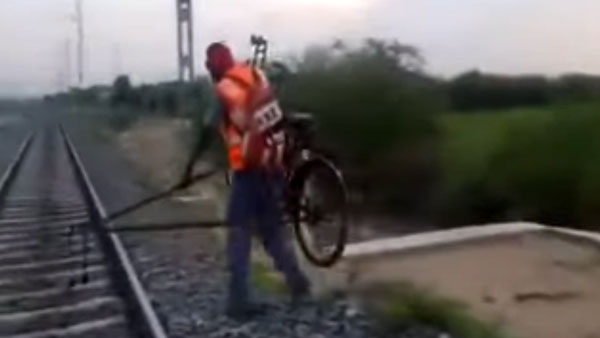Bicycle That Runs On Railway Track: रेलवे इंजीनियर ने बनाई पटरी पर दौड़ने वाली साइकिल, देखें वीडियो Bicycle That Runs On Railway Track: रेलवे इंजीनियर ने बनाई पटरी पर दौड़ने वाली साइकिल, देखें वीडियो