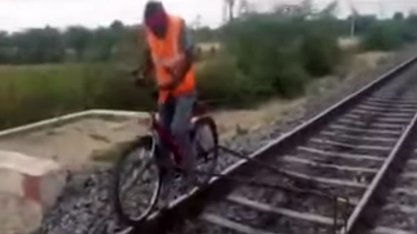 Bicycle That Runs On Railway Track: रेलवे इंजीनियर ने बनाई पटरी पर दौड़ने वाली साइकिल, देखें वीडियो Bicycle That Runs On Railway Track: रेलवे इंजीनियर ने बनाई पटरी पर दौड़ने वाली साइकिल, देखें वीडियो