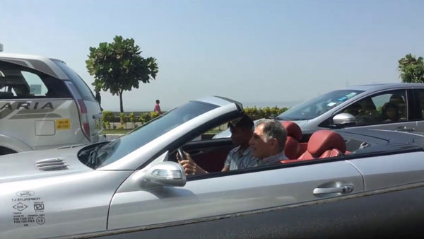 Ratan Tata Driving Mercedes Benz SL500: रतन टाटा इस तरह लेते हैं ड्राइविंग का मजा, देखें वीडियो