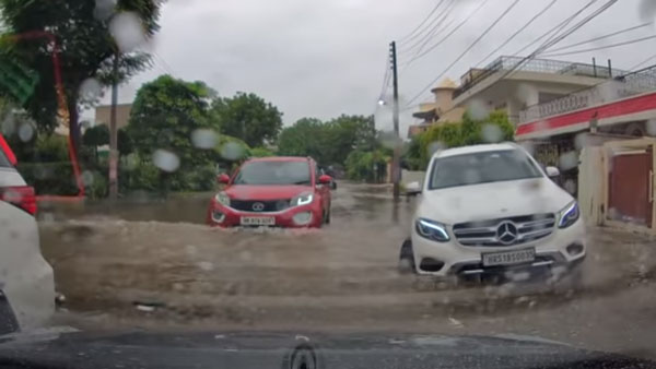 Tata Nexon High Water Test: टाटा नेक्सन ने पानी भरे सड़क को आसानी से किया पार, देखें वीडियो Tata Nexon High Water Test: टाटा नेक्सन ने पानी भरे सड़क को आसानी से किया पार, देखें वीडियो