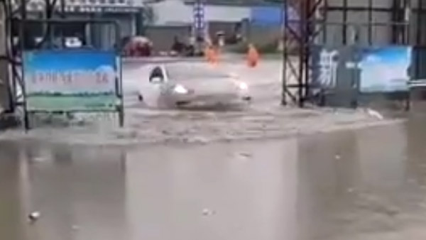 Tesla Model 3 Swimming Like Fish [Video]: सड़क पर भरा पानी तो तैरने लगी टेस्ला कार, देखें वीडियो