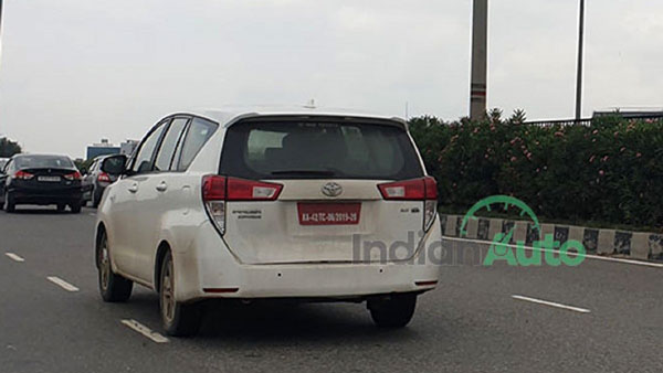 Toyota Innova Crysta CNG Spied Testing: टोयोटा इनोवा क्रिस्टा सीएनजी टेस्टिंग के दौरान दिखी, जानें