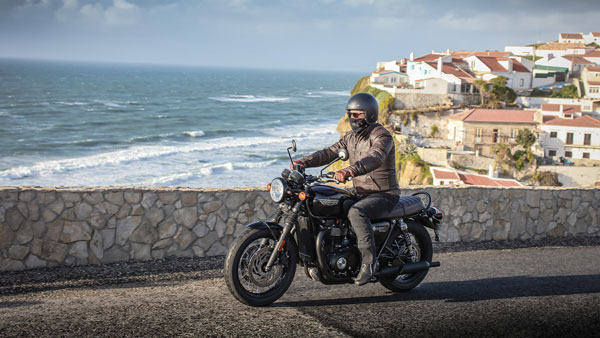 Triumph Bonneville August Offers: ट्रायम्फ बॉनवील सीरीज पर इस अगस्त दे रही 61 हजार के फायदे