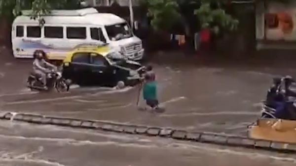 हादसे से बचाने के लिए खुले गटर के सामने 7 घंटे तक खड़ी रही महिला, वीडियो हुआ वायरल