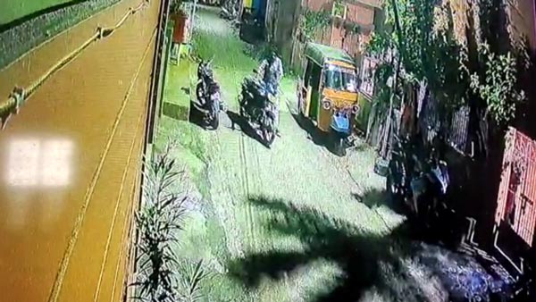 Youths Stole A Two-wheeler With A Fake Key: नकली चाबी से चुरा ली घर के बाहर खड़ी बाइक, सीसीटीवी में कैद हुई चोरी