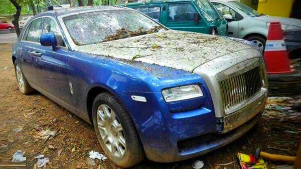 Rolls Royce Cars Abandoned: भारत में सड़कों पर पड़ी मिली महंगी रोल्स रॉयस कारें