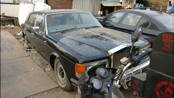 Rolls Royce Cars Abandoned: भारत में सड़कों पर पड़ी मिली महंगी रोल्स रॉयस कारें