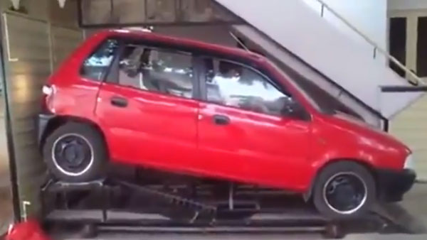 Toyota Innova Precise Parking: ड्राईवर ने खाली पड़े जगह में ऐसे पार्क की टोयोटा इनोवा, देखकर आप भी करेंगे तारीफ