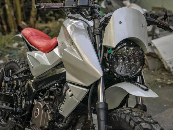 Bajaj Pulsar NS200 Modified: बजाज पल्सर एनएस200 को दिया स्क्रैम्बलर लुक, दिख रही शानदार