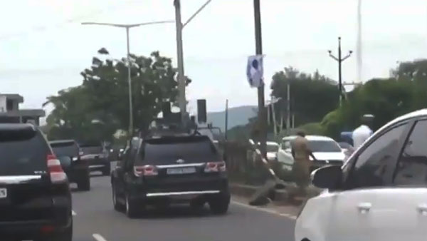 AP Chief Minister Convoy Gives Way For Ambulance: आंध्र प्रदेश के मुख्यमंत्री जगन रेड्डी के काफिले ने एम्बुलेंस को दी जगह देखें वीडियो