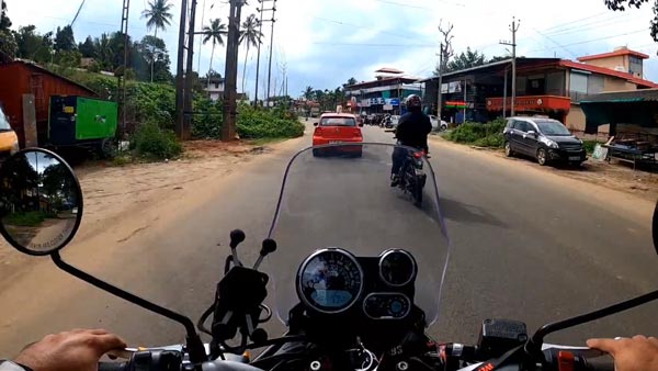 राइडर को पुलिस ने रोक कर मॉडिफाइड एग्जॉस्ट के बारे में गूगल पर किया सर्च, यह निकला नतीजा