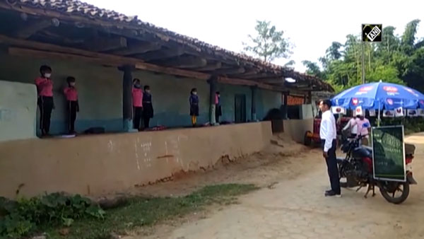 Chhattisgarh Teacher Conducting Classes On Motorcycle: छत्तीसगढ़ का यह टीचर बाइक पर ही लगा रहा क्लास, देखें कैसे