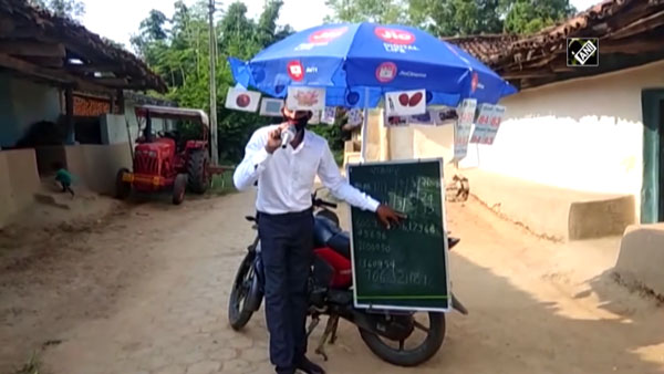 Chhattisgarh Teacher Conducting Classes On Motorcycle: छत्तीसगढ़ का यह टीचर बाइक पर ही लगा रहा क्लास, देखें कैसे