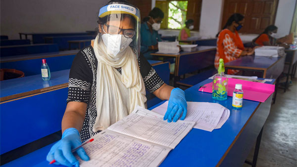 पत्नी को परीक्षा दिलाने के लिए स्कूटर से तय किया 1,200 किमी का सफर