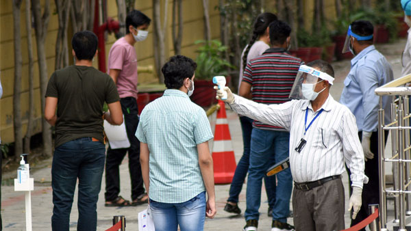 पत्नी को परीक्षा दिलाने के लिए स्कूटर से तय किया 1,200 किमी का सफर