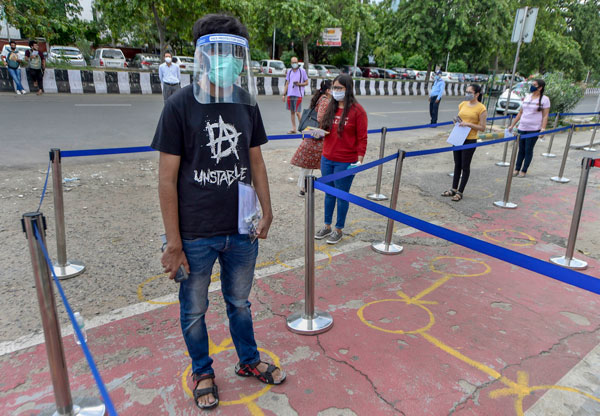 पत्नी को परीक्षा दिलाने के लिए स्कूटर से तय किया 1,200 किमी का सफर