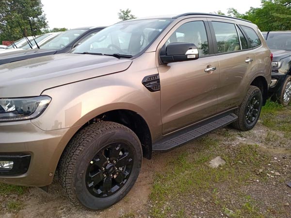 Ford Endeavour Sport Edition Spied: फोर्ड एंडेवर स्पोर्ट एडिशन डीलरशिप पर आई नजर, लॉन्च जल्द