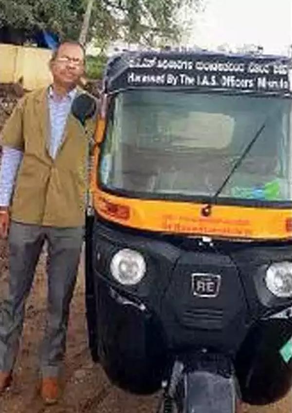 Doctor Turns Into A Auto Rickshaw Driver: सरकारी डॉक्टर नौकरी छोड़ बना ऑटो ड्राइवर, बताई यह वजह