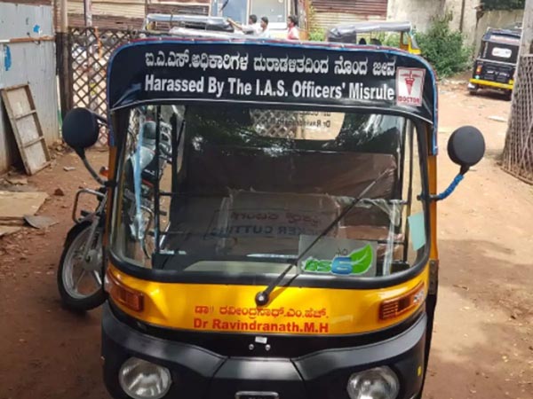Doctor Turns Into A Auto Rickshaw Driver: सरकारी डॉक्टर नौकरी छोड़ बना ऑटो ड्राइवर, बताई यह वजह