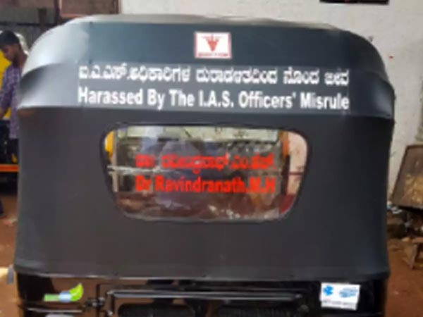 Doctor Turns Into A Auto Rickshaw Driver: सरकारी डॉक्टर नौकरी छोड़ बना ऑटो ड्राइवर, बताई यह वजह