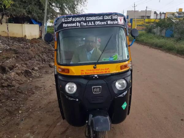 Doctor Turns Into A Auto Rickshaw Driver: सरकारी डॉक्टर नौकरी छोड़ बना ऑटो ड्राइवर, बताई यह वजह
