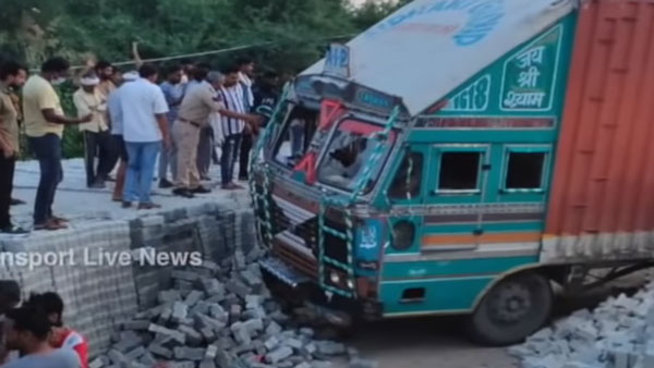 पुलिस वालों से बचने के लिए ड्राइवर ने 70 किमी तक दौड़ाया ट्रक, चढ़ा पुलिस के हत्थे पुलिस वालों से बचने के लिए ड्राइवर ने 70 किमी तक दौड़ाया ट्रक, चढ़ा पुलिस के हत्थे