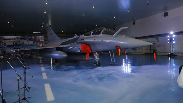 Rafale Jets Inducted In IAF: भारतीय वायु सेना में शामिल हुए राफेल लड़ाकू विमान, देखें तस्वीरें