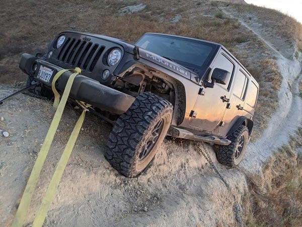 Jeep Wrangler Rescued: पहाड़ में फंसे जीप रैंगलर को किया गया रेस्क्यू, देखें हैरतंगेज वीडियो