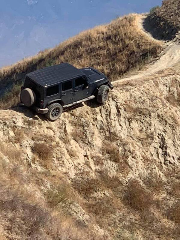 Jeep Wrangler Rescued: पहाड़ में फंसे जीप रैंगलर को किया गया रेस्क्यू, देखें हैरतंगेज वीडियो