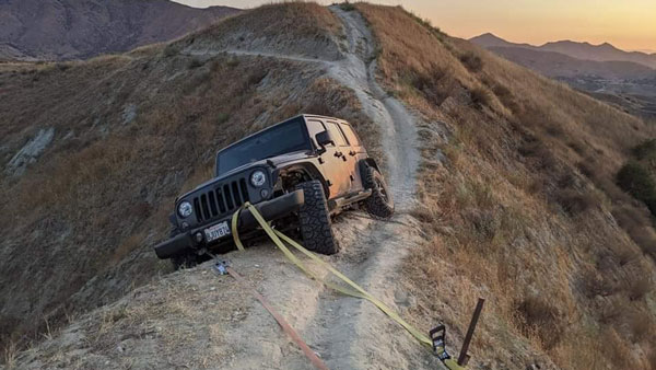 Jeep Wrangler Rescued: पहाड़ में फंसे जीप रैंगलर को किया गया रेस्क्यू, देखें हैरतंगेज वीडियो