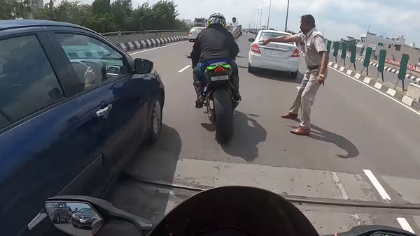 कावासाकी निंजा पर सवार राइडर्स पुलिस से बचकर भागे, 250 की स्पीड पर चला रहे थे बाइक कावासाकी निंजा पर सवार राइडर्स पुलिस से बचकर भागे, 250 की स्पीड पर चला रहे थे बाइक