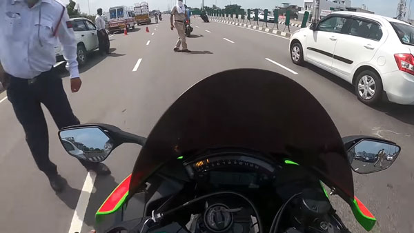 कावासाकी निंजा पर सवार राइडर्स पुलिस से बचकर भागे, 250 की स्पीड पर चला रहे थे बाइक कावासाकी निंजा पर सवार राइडर्स पुलिस से बचकर भागे, 250 की स्पीड पर चला रहे थे बाइक