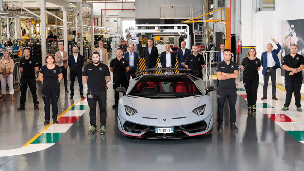 Lamborghini Aventador New Milestone: लेम्बोर्गिनी अवेंटाडोर सुपर कार के 10,000 यूनिट का निर्माण हुआ पूरा