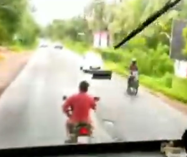 Biker Blocks Way Of A Bus, Fined: बाइकर ने रोका बस का रास्ता, कटा 10,500 रुपये का चालान