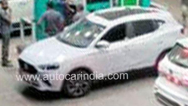 MG ZS Petrol Spied: एमजी जेडएस पेट्रोल भारत में टेस्टिंग करते आई नजर, जानें