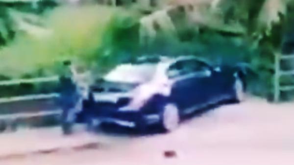 Tight Parking Spot In Kerala: अब इस खतरनाक पार्किंग स्पॉट पर लोग कर रहें अपनी ड्राइविंग स्किल टेस्ट, देखें