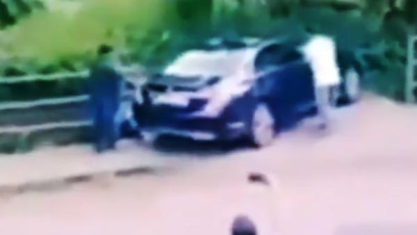 Tight Parking Spot In Kerala: अब इस खतरनाक पार्किंग स्पॉट पर लोग कर रहें अपनी ड्राइविंग स्किल टेस्ट, देखें