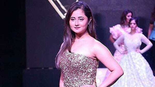 Rashami Desai Buys A New Car: बिग बॉस फेम रश्मि देसाई ने खरीदी रेंज रोवर कार, लिया कार का मजा