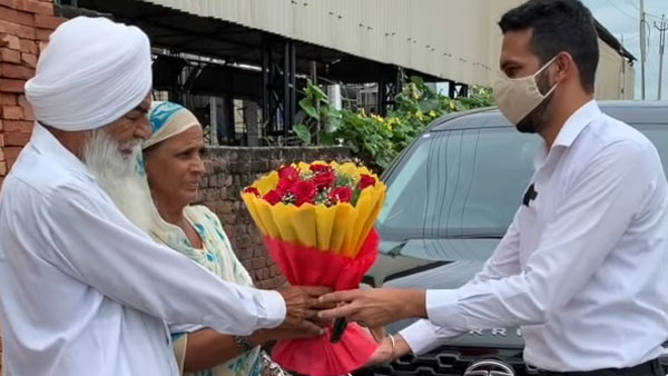 Son Gifts Tata Harrier To His Father: विदेश में रह रहे बेटे ने पिता को गिफ्ट की नई टाटा हैरियर एसयूवी