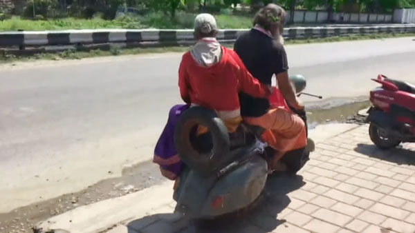 स्कूटर से मां को तीर्थ यात्रा कराने वाले व्यक्ति को आनंद महिंद्रा ने दी नई केयूवी100