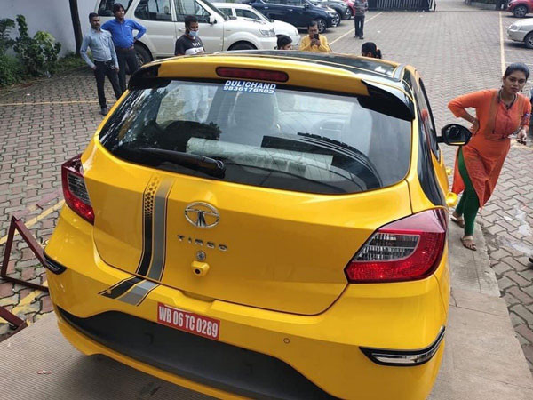 Tata Tiago Soccer Edition: टाटा टियागो का यह खास एडिशन डीलरशिप में आया नजर