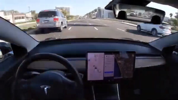 Driver Falls Asleep Behind wheel Of Overspeeding Tesla: टेस्ला कार को ऑटोपायलट में डालकर सोया ड्राईवर, स्पीड लिमिट तोड़ा